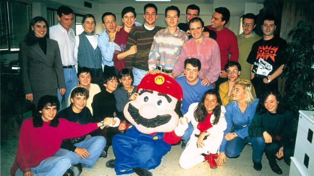 Parte de la plantilla de Hobby Press en los años 90. Herranz está disfrazada de Mario, que 'visitaba' la redacción por el nacimiento de Nintendo Acción.