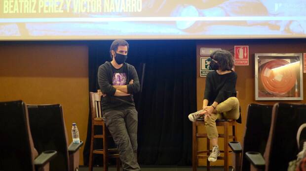 Navarro y Beatriz Pérez en una charla en CineCiutat, un cine independiente de Palma con el que suelen colaborar.