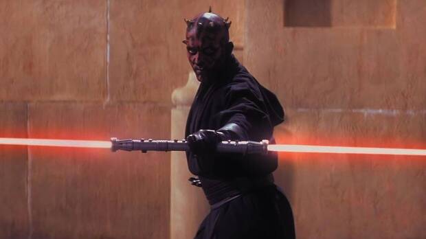 Fotograma de Star WarS: La Amenaza Fantasma con Darth Maul preparado para luchar contra Qui-Gon Jinn y Obi-Wan Kenobi