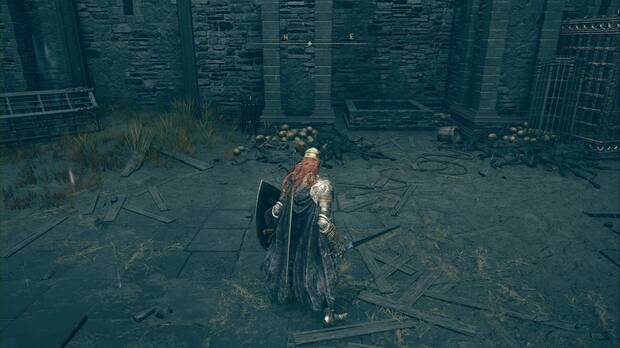 Elden Ring: Shadow of the Erdtree - Agujero en el patio del Fuerte Reprimenda que lleva hasta el Asesino de Augurios con el Iris de Ocultación