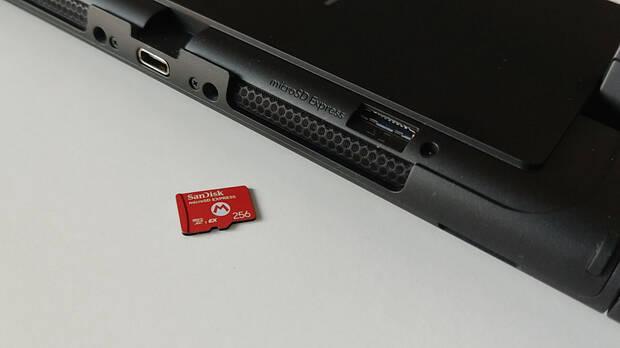 Retirando la pata trasera tenemos acceso a la ranura microSD Express, necesaria para almacenar juegos y ejecutarlos.