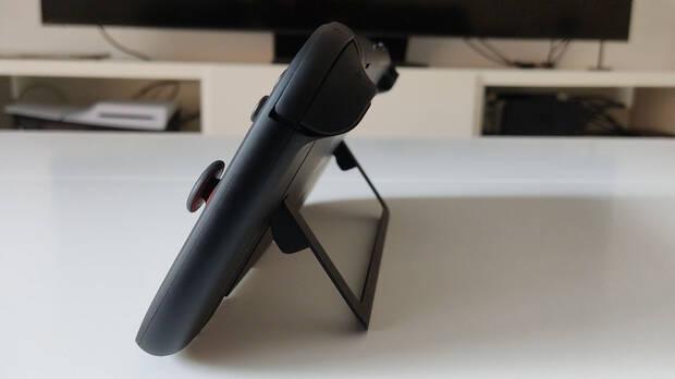 La pata trasera es muy estable y recuerda a la que se incorporó en Switch OLED, aunque ahora con un diseño más fino.