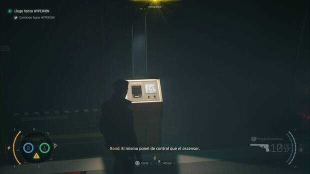 007 First Light - La ola del futuro; James intenta usar la consola en la parte inferior del ascensor