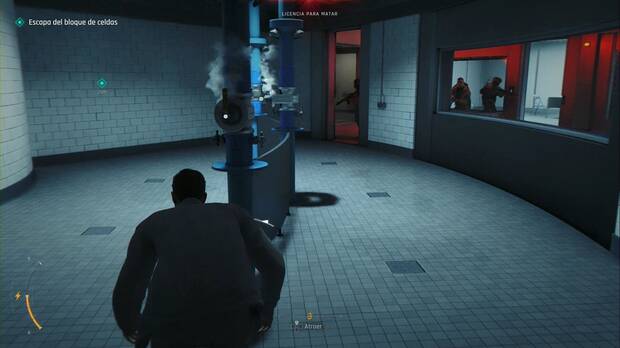 007 First Light - Por Inglaterra; James se esconde en una sala con tuberías de vapor para evitar al guardia que entra