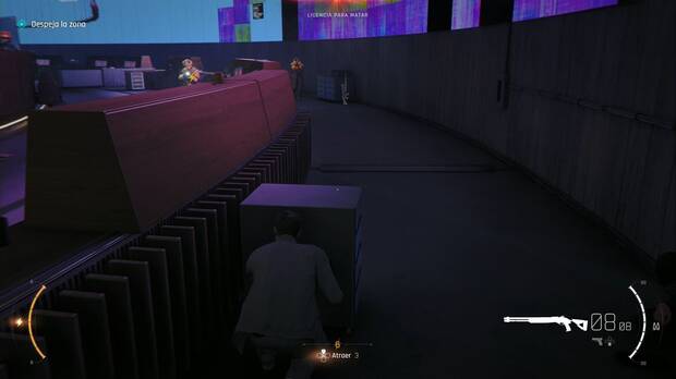 007 First Light - Por Inglaterra; James se esconde de los soldados que han entrado en la Sala de Operaciones