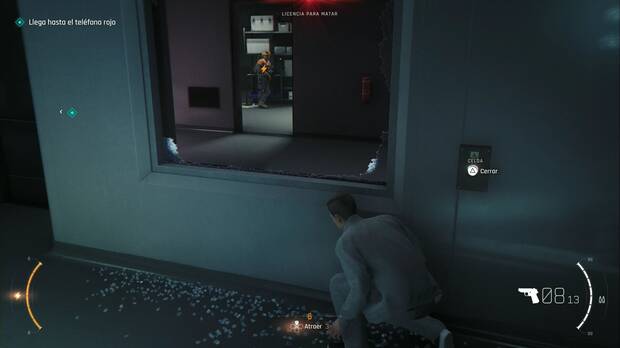007 First Light - Por Inglaterra; James se esconde de los guardias que vigilan el pasillo con el marco de una ventana