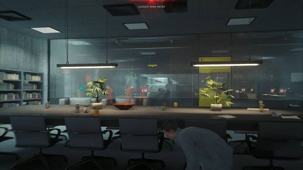 007 First Light - Por Inglaterra; James se esconde detrás de la mesa antes de la zona de la oficina de Moneypenny