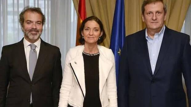 De izquierda a derecha: José María Moreno (director de Aevi), Reyes Maroto (ministra de Industria, Comercio y Turismo) y Alberto González Lorca, durante una reunión en junio de 2019.