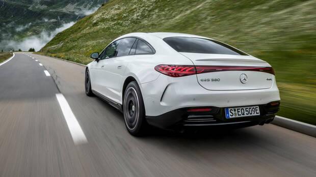 Mercedes EQS en un paisaje
