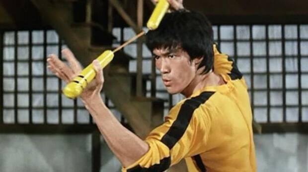 Bruce Lee Mono Amarillo