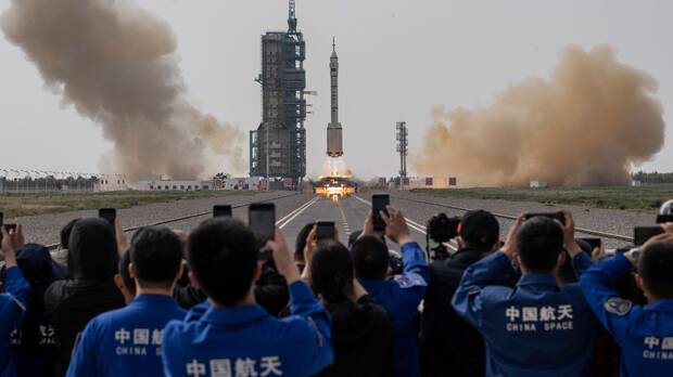 China Luna Long March