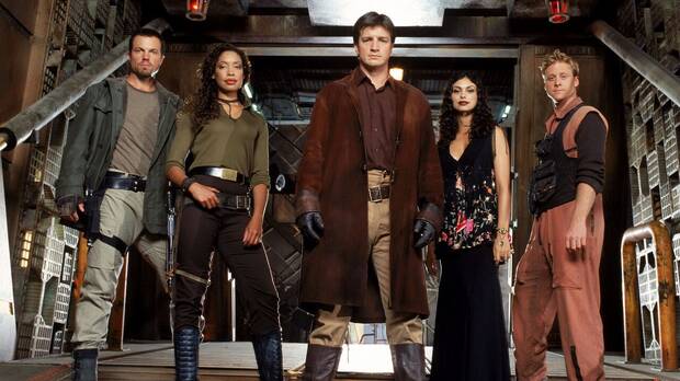 Fotograma de Firefly con Nathan Fillion y el resto del elenco principal de la serie