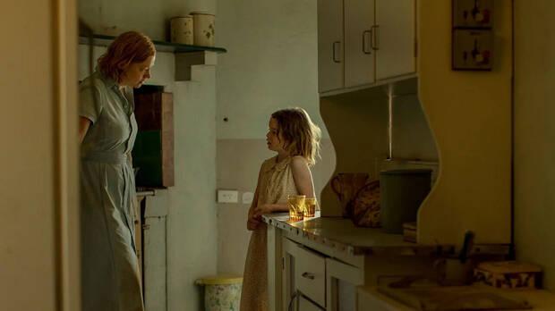 Huye, conejo, huye: Sarah Snook y Lily LaTorre