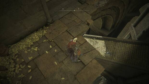 Elden Ring: Shadow of the Erdtree - Enir-Ilim: escalera bajo la gran escalinata hasta la que descolgarte