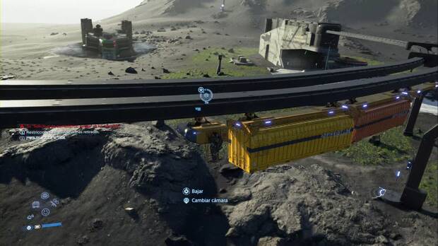 Death Stranding 2 - Episodio 6: Crisálida, Sam subido al monorraíl entre el Centro de distribución sur F2 y West Fort Knot