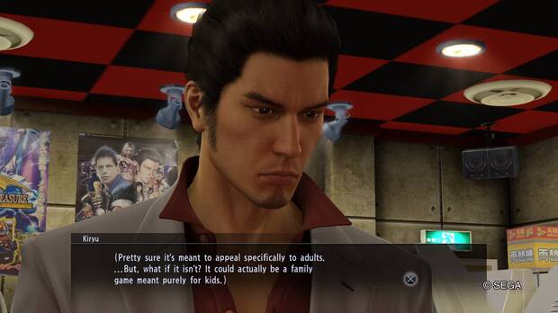 Utiliza el mismo motor que Yakuza 0, pero cambia algunos edificios o decoraci�n. Al fondo se puede ver VF4 Evolution, un juego de la �poca.