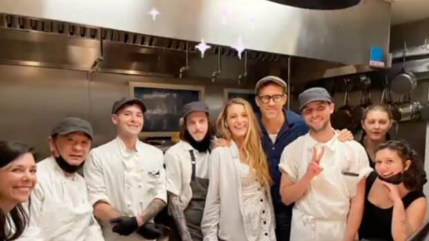 Ryan Reynolds y Blake Lively en las cocinas del restaurante