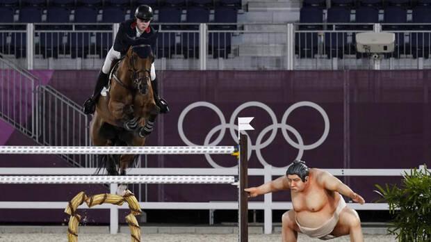 El luchador de sumo y un jinete