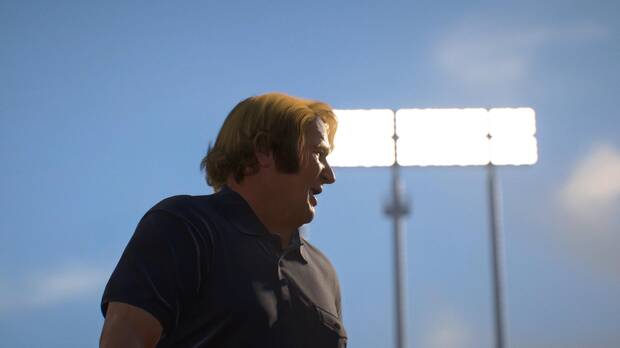 La figura de John Madden, el legendario entrenador y cara de la saga deportiva de EA, está presente en modos de juego y presentaciones.
