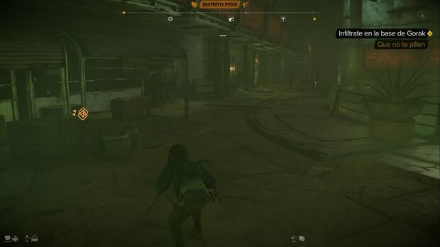 Star Wars Outlaws - El submundo criminal: mercenario en la calle del fondo de la base Pyke con una rejilla por donde se puede trepar