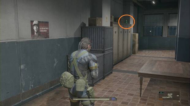 Metal Gear Solid Delta - Graniny Gorki, Kerotan #26 sobre una de las taquillas del pasillo de las escaleras
