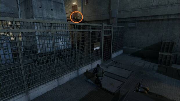 Metal Gear Solid Delta - Groznyj Grad, Kerotan #43 en las escaleras tras la puerta de la base de la torre del patio noroeste