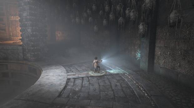 Resonance: A Plague Tale Legacy - Encontrar un panel oculto con la luz dentro del templo negro