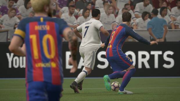Piqué siendo cazado cometiendo un penalti.