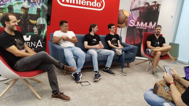 De izquierda a derecha: Fernando Sánchez Olivera, Yared Rodrigues, el técnico de sonido y programador Abel Lacueva, Sergio Fernández y Hugo Gómez Ramos durante la presentación.