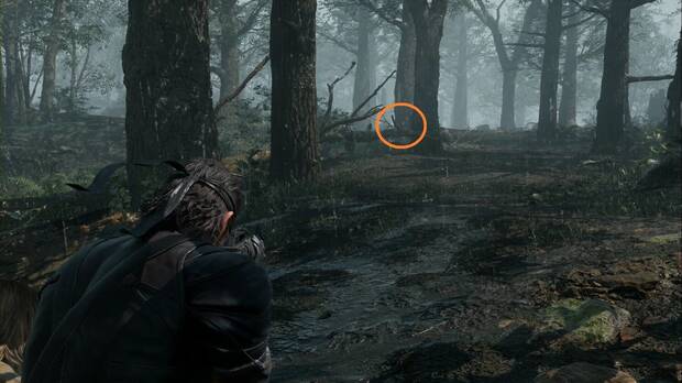Metal Gear Solid Delta - Lazorevo, GA-KO #60 sobre una rama paralela al suelo durante la persecución en moto en la zona sur de Lazorevo
