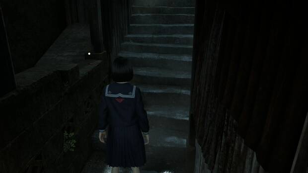 Silent Hill f - Ebisugaoka, ubicación del Peine antiguo junto a las escaleras de la calle de regreso a Chizuruya