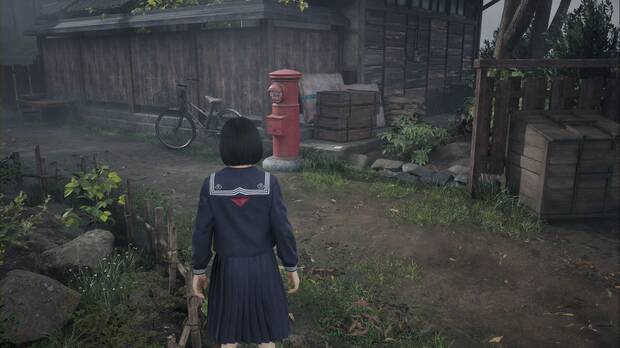 Silent Hill f - Ebisugaoka, buzón rojo en la zona central de Ebisugaoka