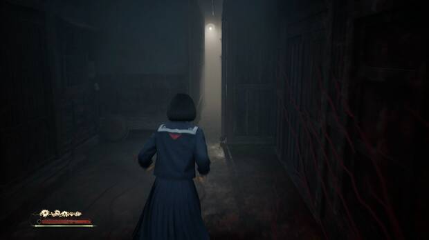 Silent Hill f - Ebisugaoka, luz en un callejón por donde escapas del monstruo