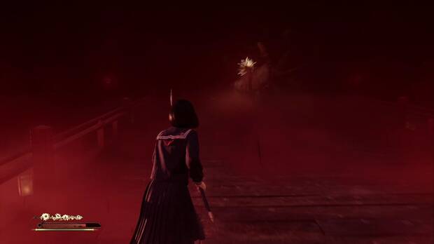 Silent Hill f - Pasillos, la entidad parecida a Sakuko carga el ataque de la campana