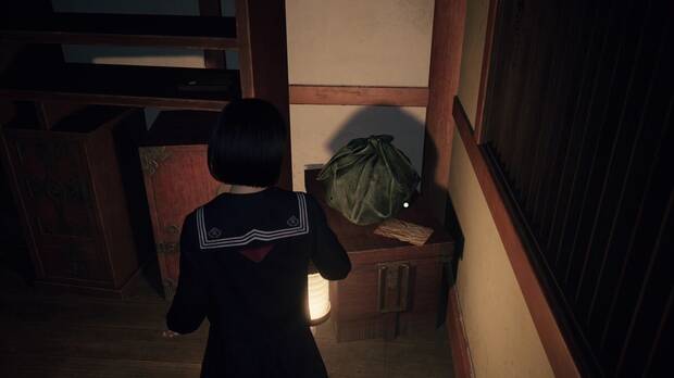 Silent Hill f - Pasillos, ubicación de la Nota antigua en el almacén de cajas al noroeste