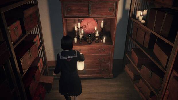 Silent Hill f - Pasillos, objeto extraño al final del almacén