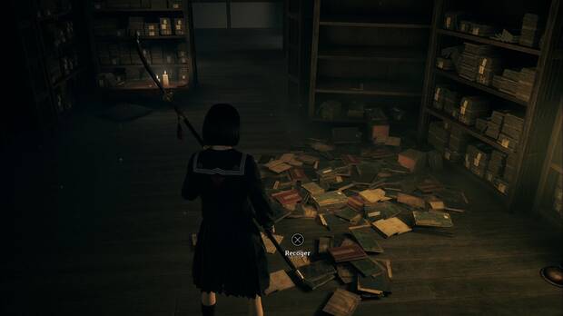 Silent Hill f - Pasillos, ubicación de las Notas de investigación sobre el enmi-jugonroku en el suelo de la biblioteca