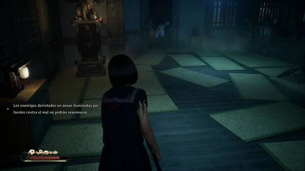 Silent Hill f - Sala de culto, monstruo bajo las luces azules