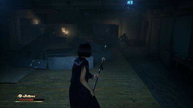 Silent Hill f - Sala de culto, monstruo de la puerta verde en los vestuarios