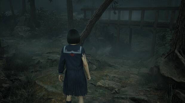 Silent Hill f - Ebisugaoka (IV), puente en el sendero de la montaña tras el que hay un Peine antiguo