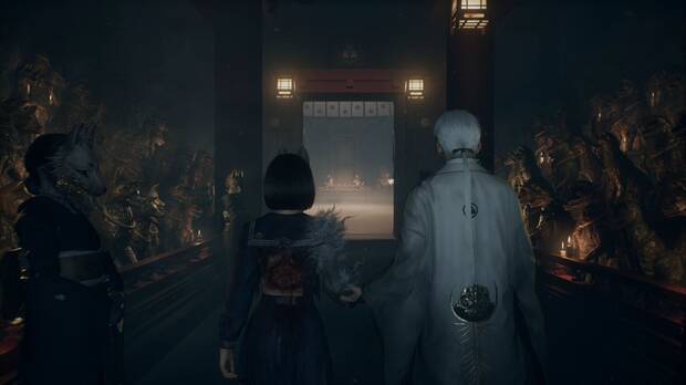 Silent Hill f - Sala principal, Hinako y el zorro avanzan hacia el ritual final