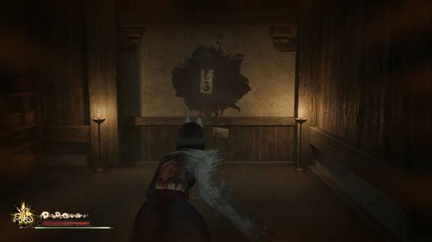 Silent Hill f - Sala principal, Hinako usa la visión del zorro para revelar un camino oculto tras una pared