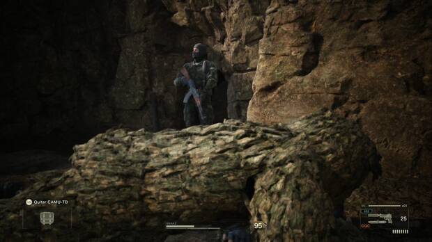 Metal Gear Solid Delta - Rango FOXHOUND, enemigo frente a Snake y que no llega a verle