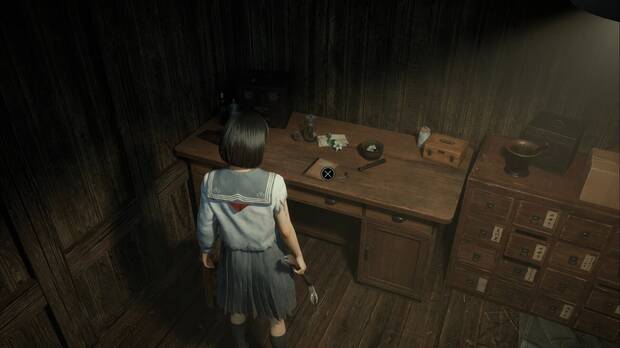 Silent Hill f - Ebisugaoka (IV) - NG+, cuaderno sobre la mesa del taller de Shu