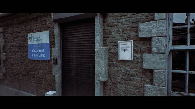 Silent Hill Townfall - Llegada; ubicaci�n del Aviso de la cl�nica Shorefront junto a la puerta de la cl�nica
