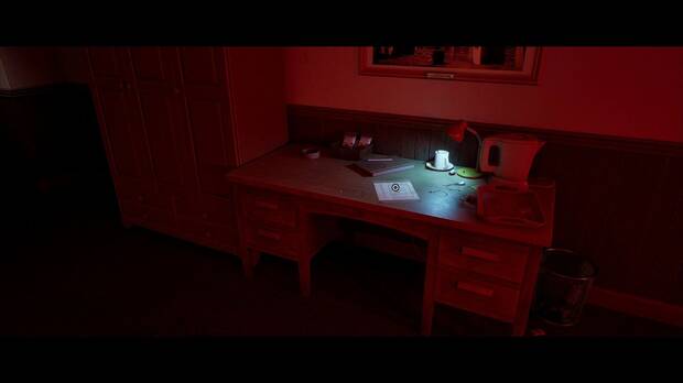 Silent Hill Townfall - Llegada, ubicaci�n de la Tarjeta del servicio de habitaciones en la mesa de la habitaci�n del hotel