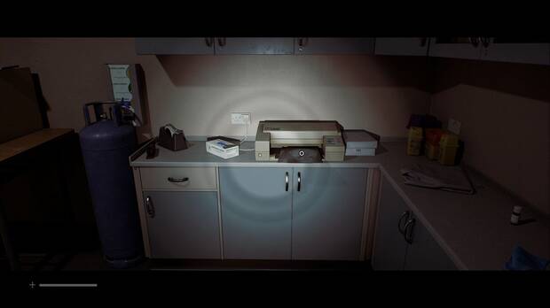 Silent Hill Townfall - Zoe: El paciente; impresora donde aparecen las placas de rayos X del paciente