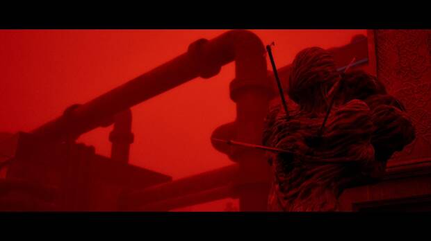 Silent Hill Townfall - Borrador, el Peso aparece ante Simon en la plaza de Clara Woods