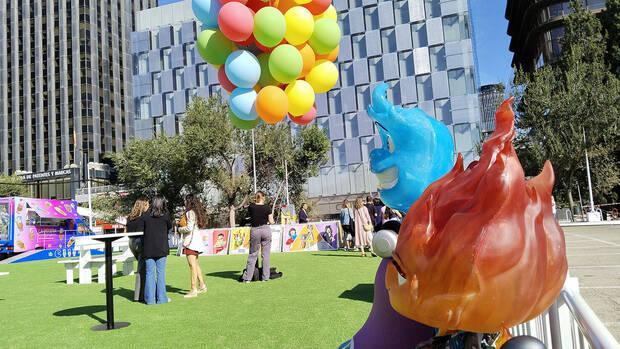 En el exterior de la exposición hay furgonetas de comida y espacio para descansar, aunque uno de los bancos está ocupado por los protagonistas de 'Elemental'.