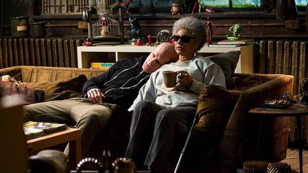 Cules son los orgenes reales de Deadpool en los cmics? - Fotograma de Ryan Reynolds como Deadpool y Leslie Uggams como la Ciega Al en Deadpool (2016)